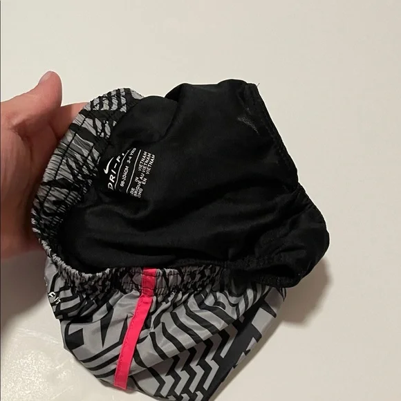 Nike Toddler Girl 3-4 Yrs 4T Hot Pink Tee & Gray Geometric Shorts Matching Set - Picture 8 of 8